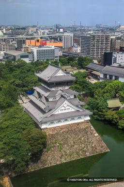 北九州市役所の展望フロアから見る天守 | 高解像度画像サイズ：3322 x 4984 pixels | 写真番号：1DXL1456 | 撮影：Canon EOS-1D X
