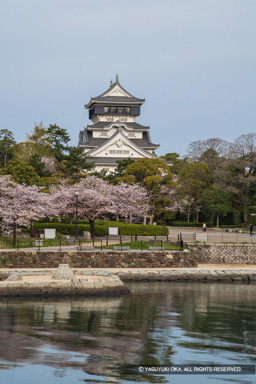 紫川と天守 | 高解像度画像サイズ：5440 x 8156 pixels | 写真番号：6F1A5965 | 撮影：Canon EOS R5m2