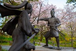 巌流島の決闘・宮本武蔵と佐々木小次郎の銅像 | 高解像度画像サイズ：7752 x 5170 pixels | 写真番号：6F1A6051 | 撮影：Canon EOS R5m2