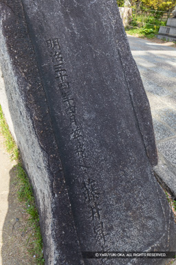 八坂神社 一の鳥居前の巨石に刻まれた移設者 | 高解像度画像サイズ：5464 x 8192 pixels | 写真番号：6F1A6222 | 撮影：Canon EOS R5m2