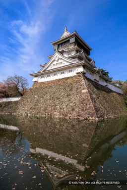小倉城天守と内堀 | 高解像度画像サイズ：5464 x 8192 pixels | 写真番号：6F1A6243 | 撮影：Canon EOS R5m2