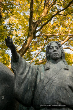 山内一豊の妻・千代の銅像|高解像度画像サイズ:3456 x 5184 pixels|写真番号:1DXL8178|撮影:Canon EOS-1D X