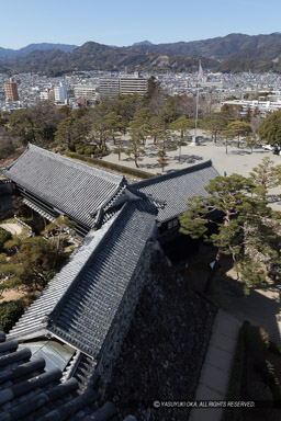 天守から本丸東多聞櫓・北多聞櫓・廊下橋｜高解像度画像サイズ：4264 x 6396 pixels｜写真番号：5D4A5065｜撮影：Canon EOS 5D Mark IV