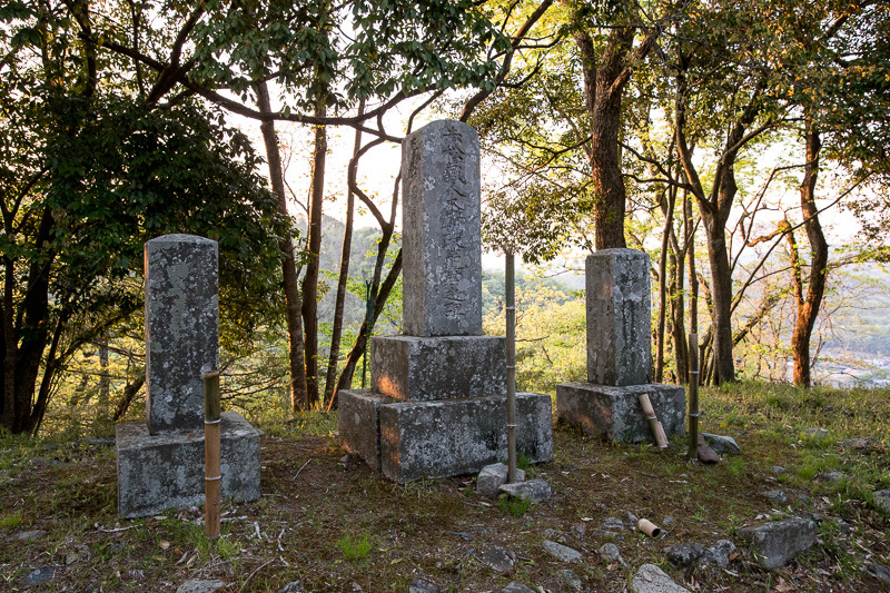 赤松政範と132名の戦死者供養碑