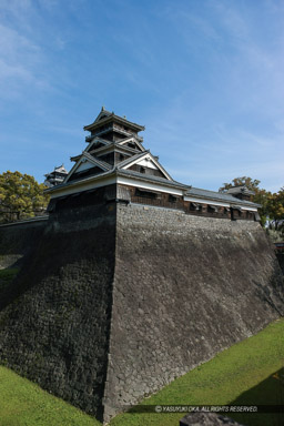 宇土櫓・天守｜高解像度画像サイズ：3614 x 5421 pixels｜写真番号：1P3J1821｜撮影：Canon EOS-1Ds Mark III