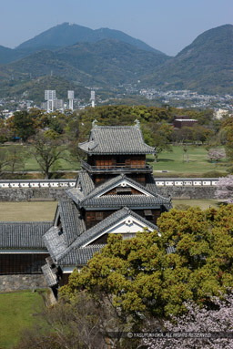 天守から宇土櫓｜高解像度画像サイズ：3317 x 4968 pixels｜写真番号：1P3J1483｜撮影：Canon EOS-1Ds Mark III