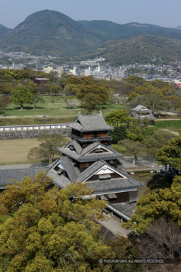 天守から宇土櫓｜高解像度画像サイズ：3744 x 5616 pixels｜写真番号：1P3J1495｜撮影：Canon EOS-1Ds Mark III