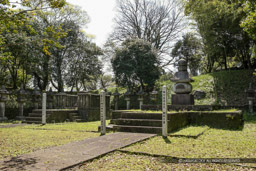 熊本藩主五代細川綱利・六代宣紀の墓（熊本・妙解寺跡）｜高解像度画像サイズ：5294 x 3529 pixels｜写真番号：1P3J1742｜撮影：Canon EOS-1Ds Mark III