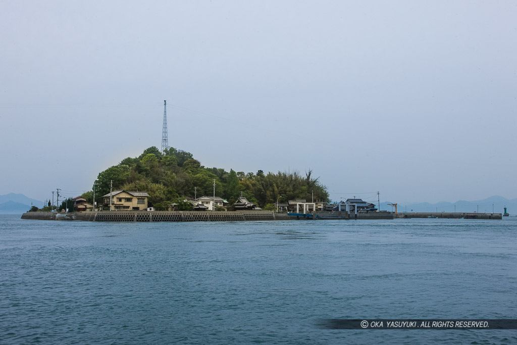 海上から望む来島城