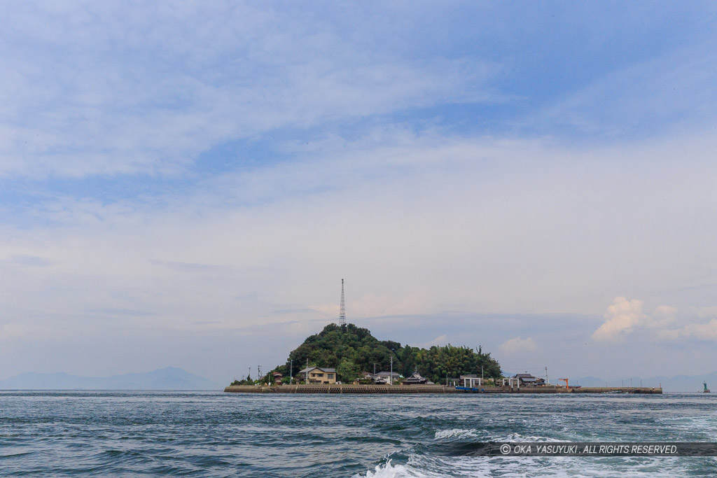 海上から望む来島城