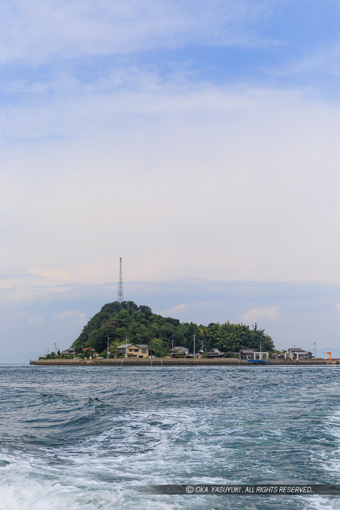 海上から望む来島城