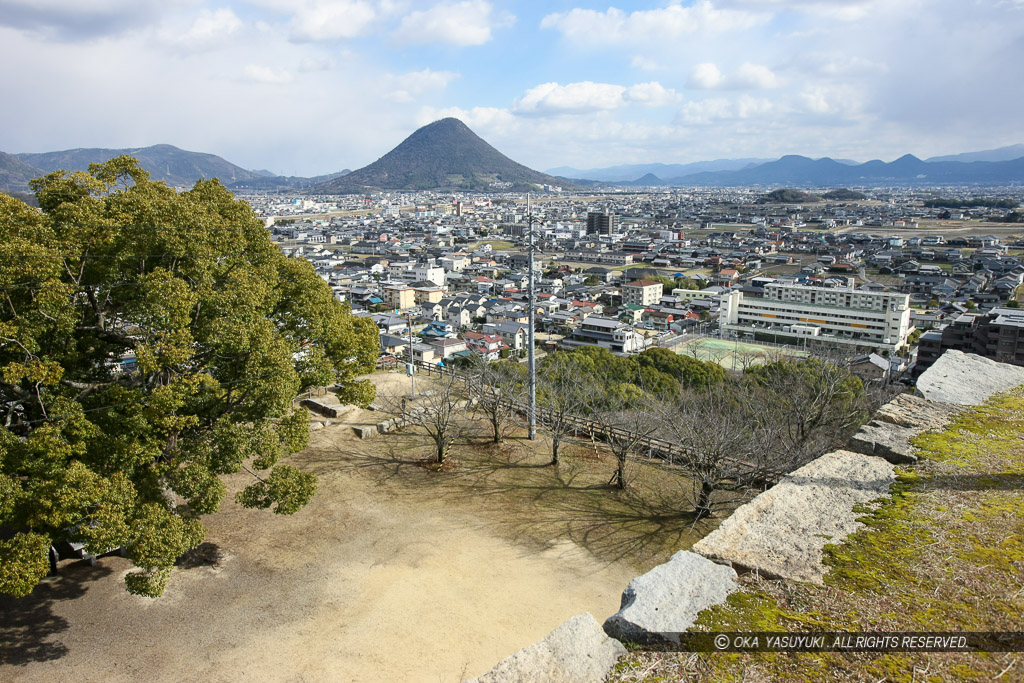 三の丸と讃岐富士を望む