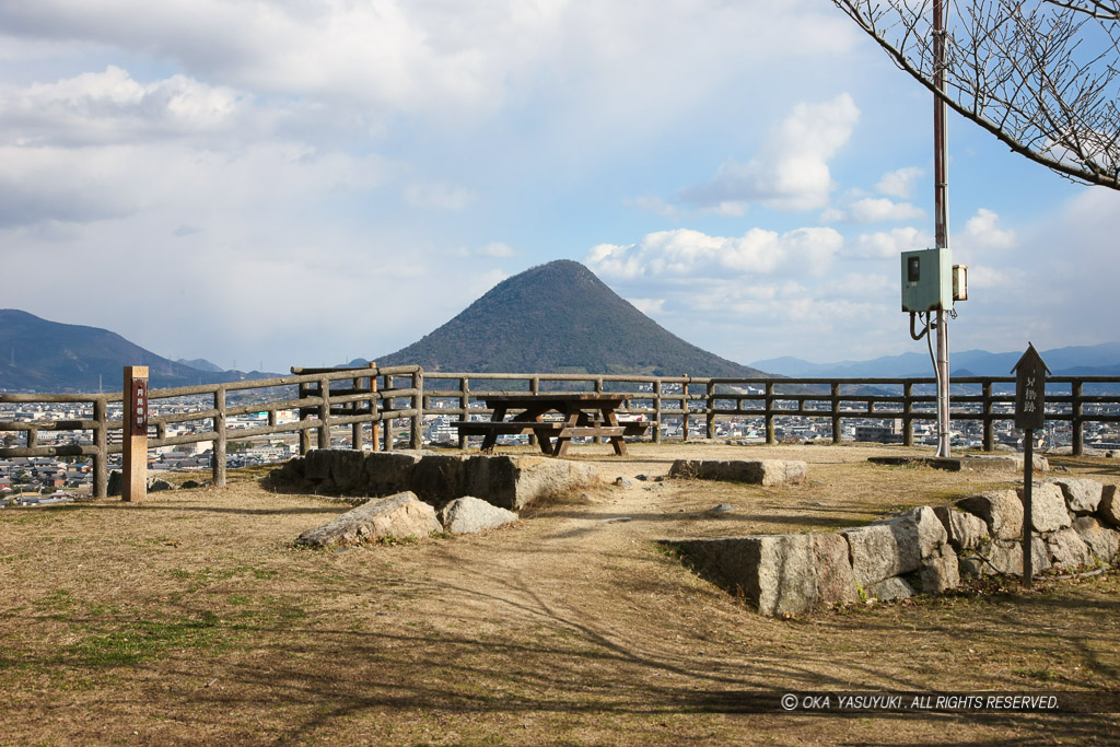 月見櫓跡と讃岐富士