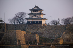 丸亀城天守の残照｜高解像度画像サイズ：4043 x 2690 pixels｜写真番号：100-8496S53B｜撮影：Canon EOS-1DS