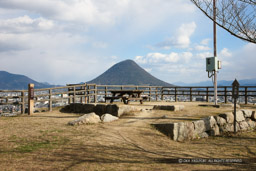 月見櫓跡と讃岐富士｜高解像度画像サイズ：5616 x 3744 pixels｜写真番号：1P3J0680｜撮影：Canon EOS-1Ds Mark III