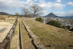 本丸から讃岐富士|高解像度画像サイズ:5559 x 3706 pixels|写真番号:1P3J0695|撮影:Canon EOS-1Ds Mark III