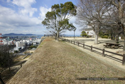 本丸多聞櫓跡・姫櫓跡・瀬戸内海｜高解像度画像サイズ：5616 x 3744 pixels｜写真番号：1P3J0697｜撮影：Canon EOS-1Ds Mark III