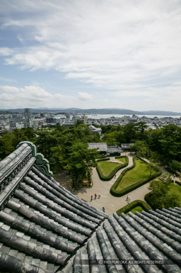 天守より本丸と宍道湖を望む｜高解像度画像サイズ：2683 x 4032 pixels｜写真番号：100-5875S53B｜撮影：Canon EOS-1DS