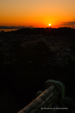 天守から望む夕日｜高解像度画像サイズ：3457 x 5185 pixels｜写真番号：1P3J1814｜撮影：Canon EOS-1Ds Mark III