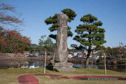 三の丸御殿跡石碑｜高解像度画像サイズ：5616 x 3744 pixels｜写真番号：1P3J1495｜撮影：Canon EOS-1Ds Mark III