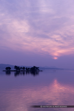 宍道湖の夕暮れ・嫁ケ島（堀尾忠晴建立・竹生島神社）｜高解像度画像サイズ：3618 x 5427 pixels｜写真番号：1P3J2424｜撮影：Canon EOS-1Ds Mark III