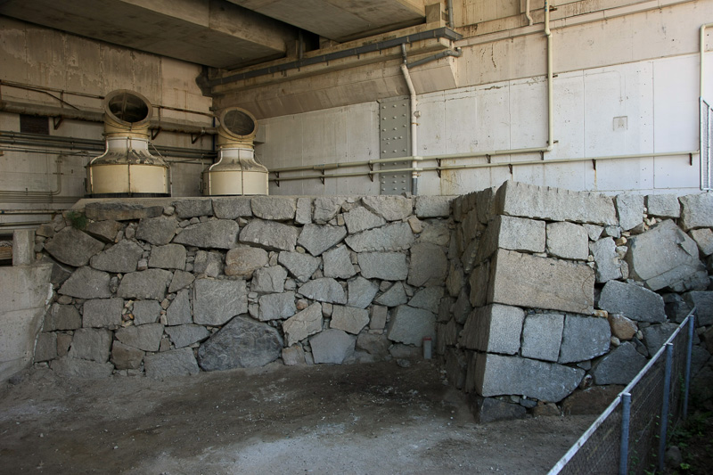二の丸鍛冶曲輪跡の石垣・新幹線高架下