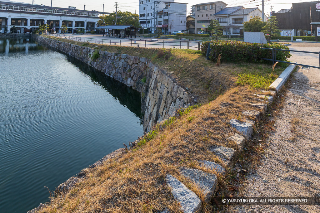 西国街道の石列