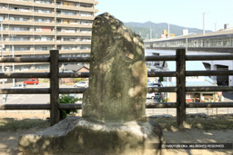 天主台に残る石碑（料亭時代のものかと思われるが定かではない） | 高解像度画像サイズ：5285 x 3523 pixels | 写真番号：1P3J5310 | 撮影：Canon EOS-1Ds Mark III