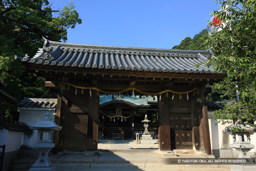 町奉行所西隣の生駒家の移築門・糸崎神社神門 | 高解像度画像サイズ：5400 x 3600 pixels | 写真番号：1P3J5375 | 撮影：Canon EOS-1Ds Mark III