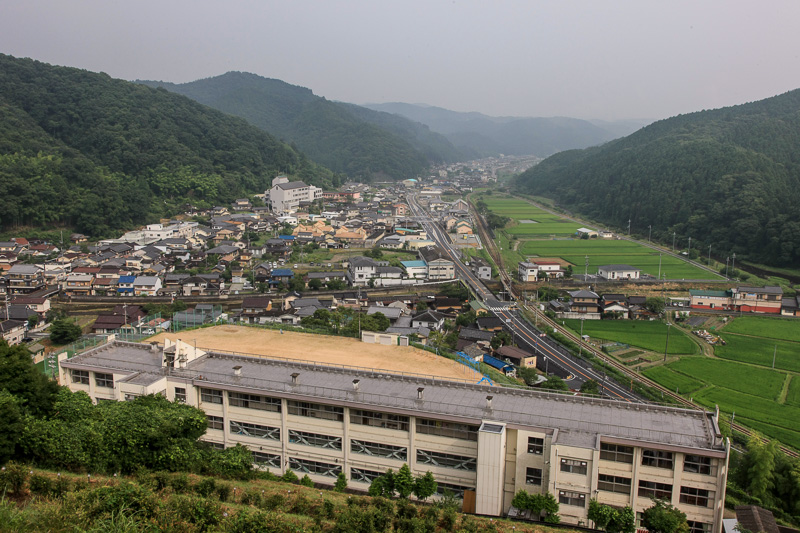 三方里山公園から城下町を望む