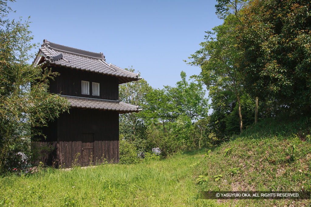 淡河城本丸脇に建つ模擬櫓
