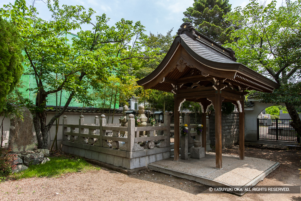 別所長治公と照子夫人の首塚・別所長治辞世の句碑