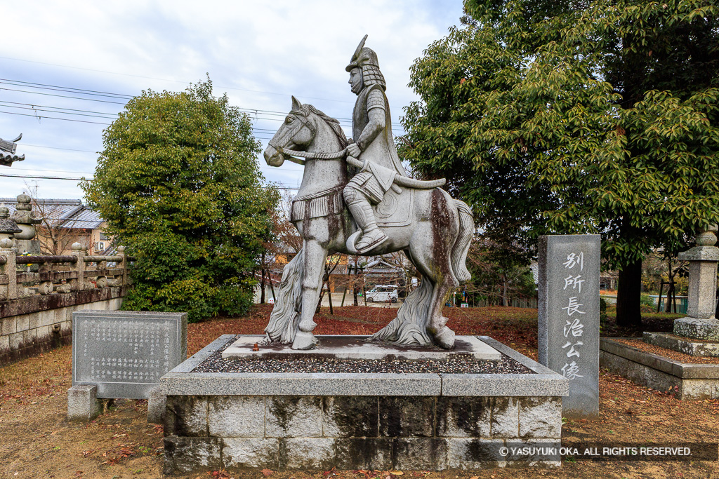 法界寺の別所長治石像