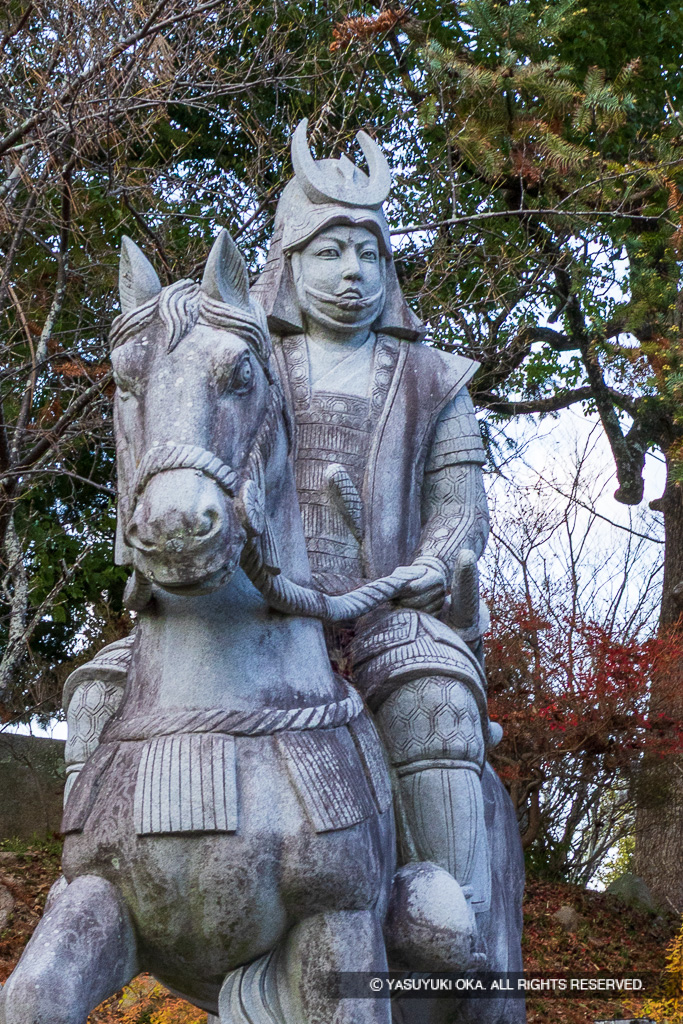 別所長治石像・三木城本丸跡