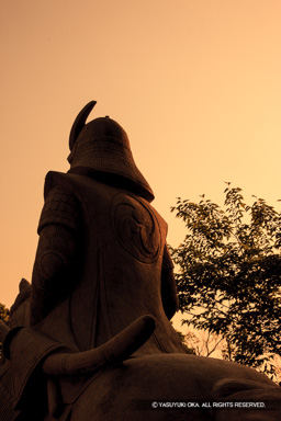 別所長治石像 | 高解像度画像サイズ：3744 x 5616 pixels | 写真番号：1P3J6247 | 撮影：Canon EOS-1Ds Mark III