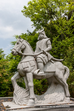 別所長治石像 | 高解像度画像サイズ：3671 x 5506 pixels | 写真番号：1P3J6379 | 撮影：Canon EOS-1Ds Mark III