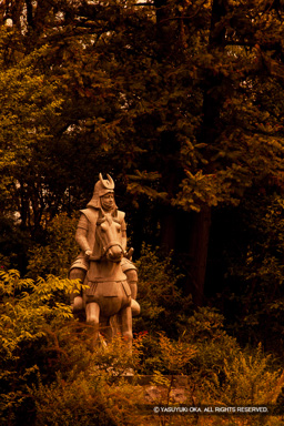 別所長治石像 | 高解像度画像サイズ：3509 x 5263 pixels | 写真番号：1P3J6392 | 撮影：Canon EOS-1Ds Mark III