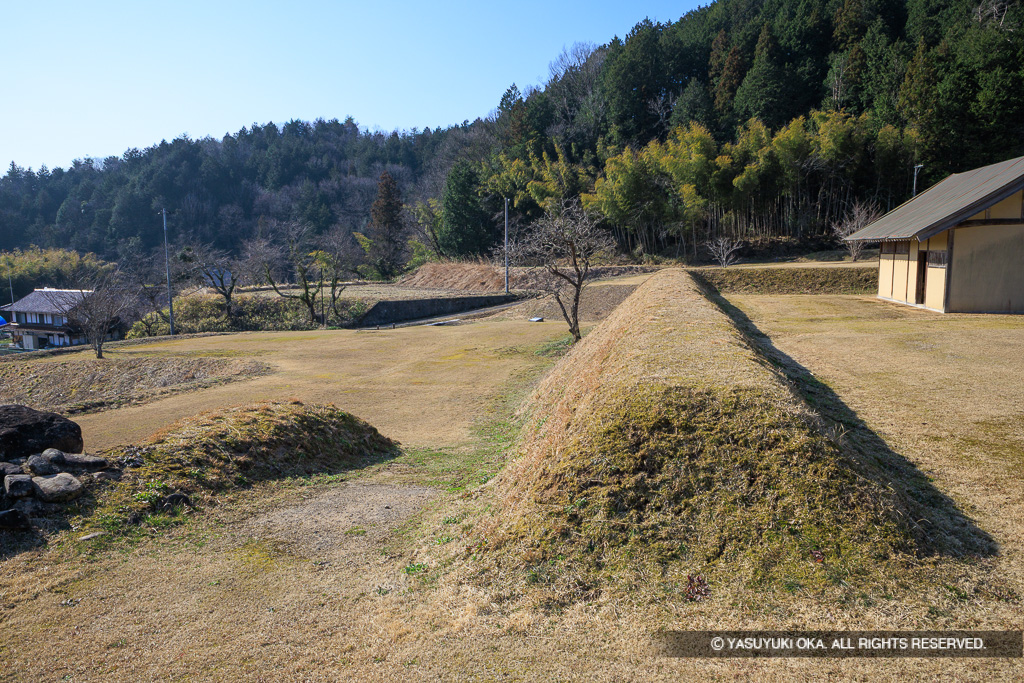 門跡と土塁