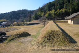 門跡と土塁 | 高解像度画像サイズ：8192 x 5464 pixels | 写真番号：6F1A4065 | 撮影：Canon EOS R5m2