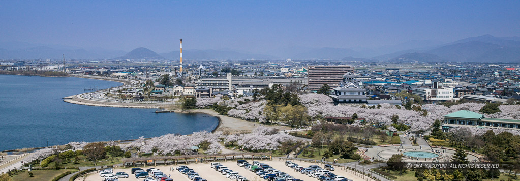 長浜城から小谷城を望む