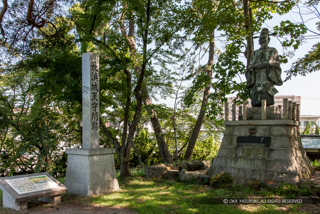 長浜城天守閣跡石碑と豊臣秀吉銅像