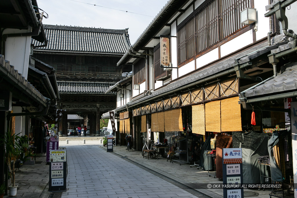 長浜御坊表参道から山門を望む