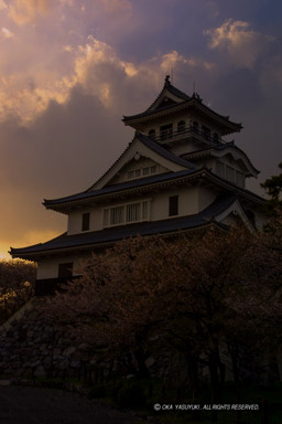 長浜城の夕景｜高解像度画像サイズ：927 x 1390 pixels｜写真番号：107-0785_IMG｜撮影：Canon EOS D30