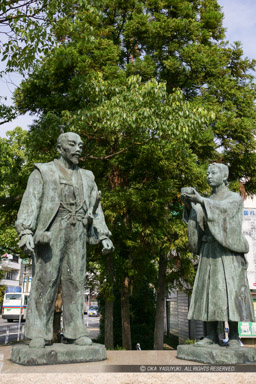 秀吉公と石田三成公出逢いの像・長浜駅前｜高解像度画像サイズ：3018 x 4528 pixels｜写真番号：VJ7Z0450｜撮影：Canon EOS-1Ds Mark II