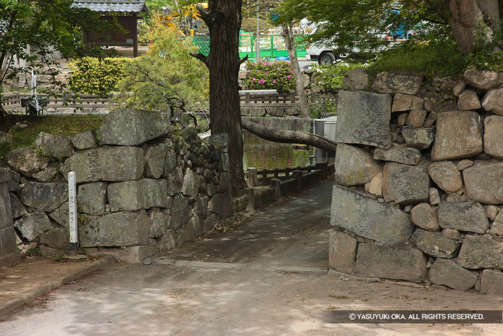 練塀に残る城門跡