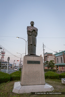 福澤諭吉の銅像 | 高解像度画像サイズ：3573 x 5359 pixels | 写真番号：IMG_2446 | 撮影：Canon EOS 6D