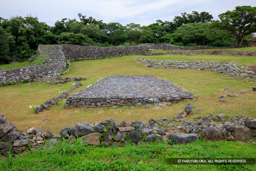 建物跡と石塁 | 高解像度画像サイズ：8688 x 5792 pixels | 写真番号：5DSA7275 | 撮影：Canon EOS 5DS