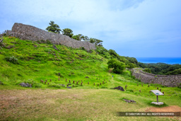 志慶真門郭から主郭石塁と海 | 高解像度画像サイズ：8532 x 5688 pixels | 写真番号：5DSA7406 | 撮影：Canon EOS 5DS