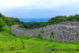 志慶真門郭から城壁と海 | 高解像度画像サイズ：8688 x 5792 pixels | 写真番号：5DSA7409 | 撮影：Canon EOS 5DS