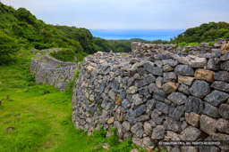 志慶真門郭から城壁と海 | 高解像度画像サイズ：8688 x 5792 pixels | 写真番号：5DSA7411 | 撮影：Canon EOS 5DS
